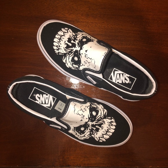 🛑SOLD ON MERCARI 🛑 Skull Vans Classic Slipon - Picture 3 of 5
